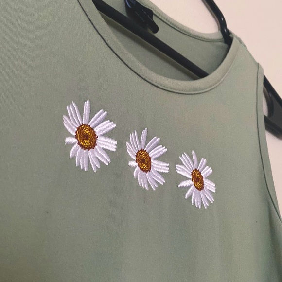 Sage green dress with daisies - Picture 2 of 2